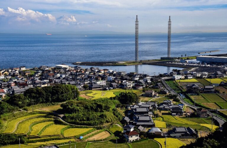 海と田畑の広がる集落（イメージ写真）