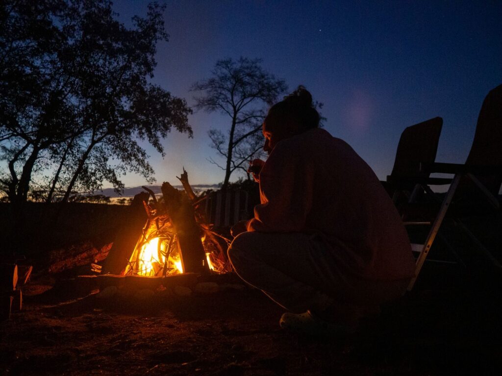 夕暮れの焚き火(イメージ)