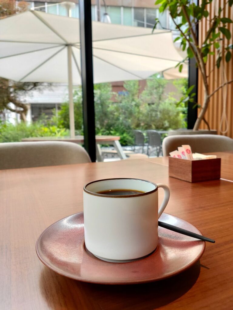 木のぬくもりのある窓辺のコーヒー（イメージ写真）