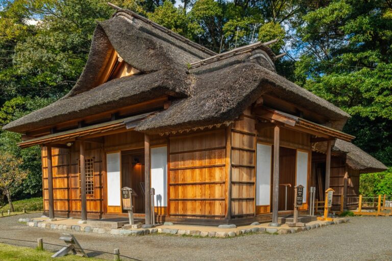茅葺き屋根の古民家（イメージ写真）