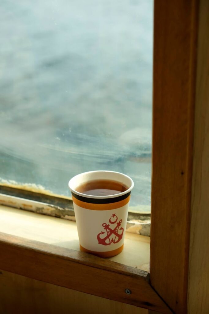 海の見える窓辺のコーヒー(イメージ)