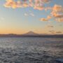 海に沈む夕日と富士山（イメージ写真）
